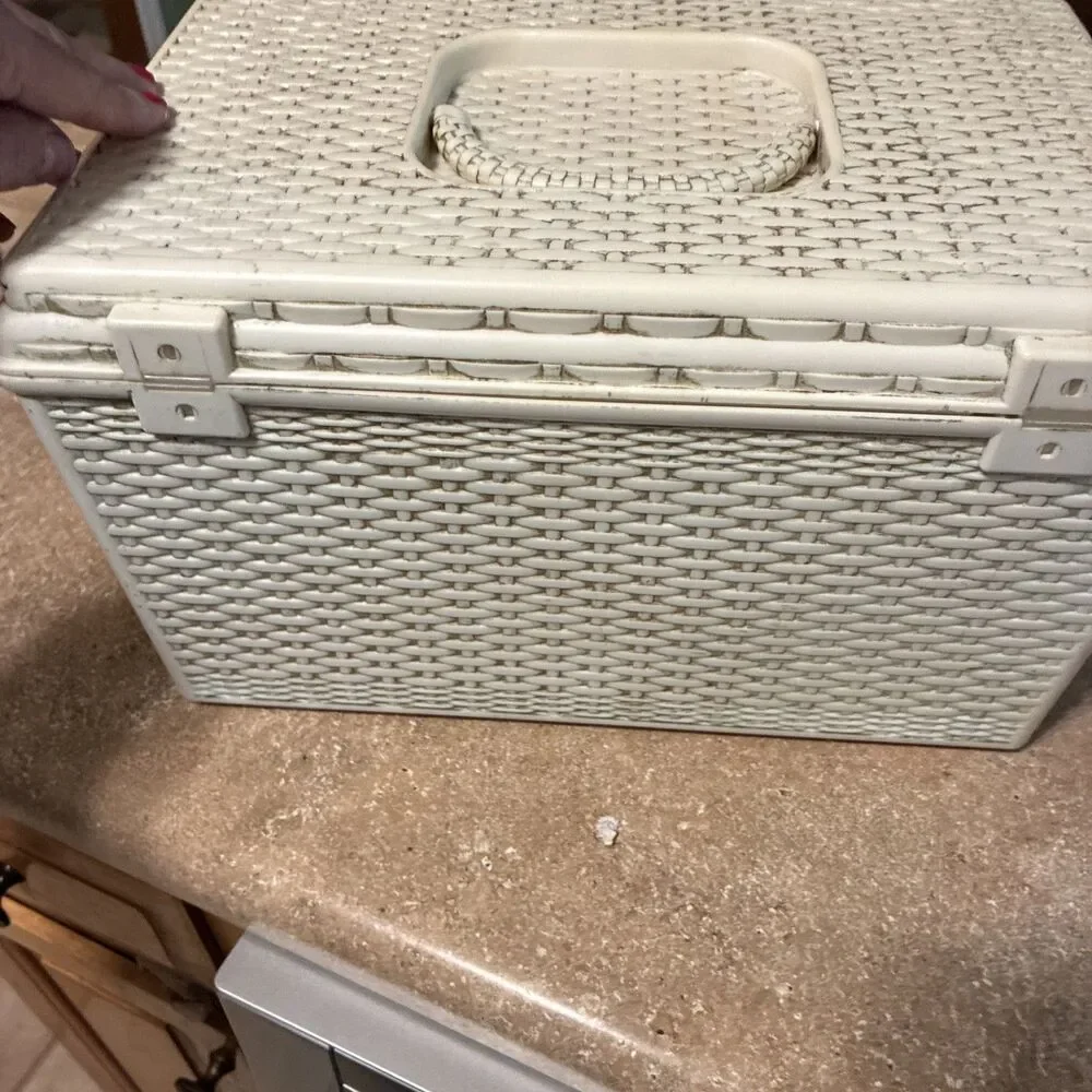Vintage Wilson Mfg.Sewing Box w/2 Trays Wil-hold 14